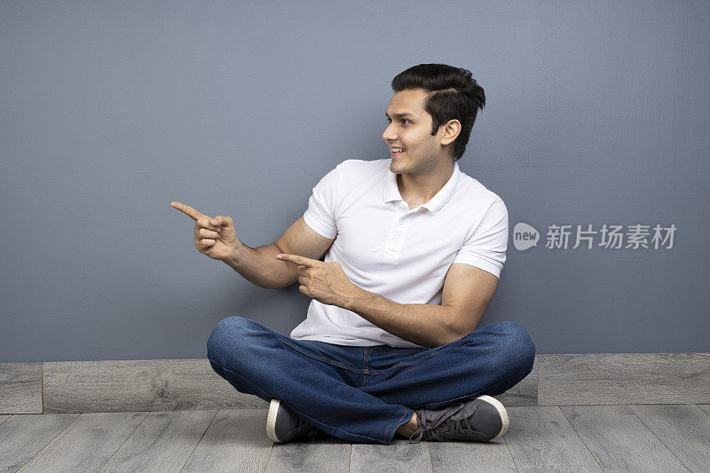 男人盘腿坐在地板上的stock photo